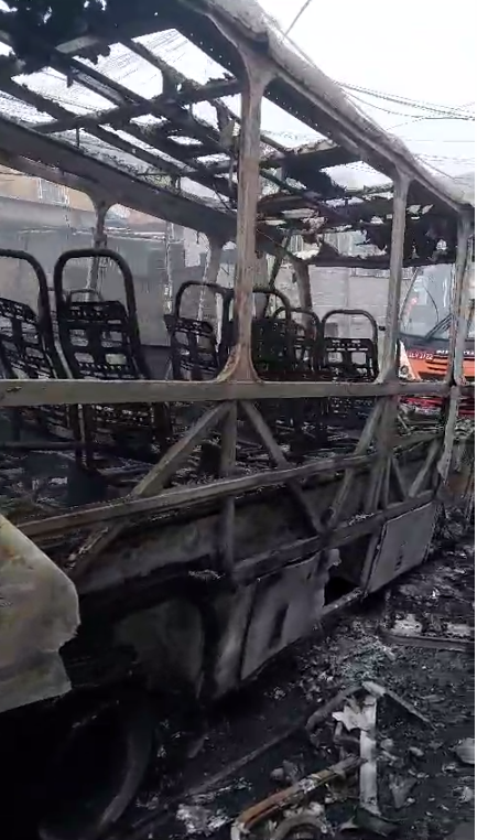 Após ônibus da Petroita pegar fogo empresa afirma que irá à 105ª DP registrar ocorrência