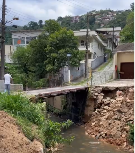 Hingo Hammes vistoria Rua José Hammes após trecho ceder