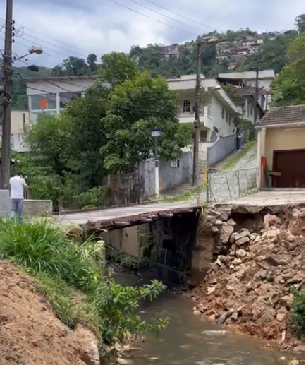 Hingo Hammes vistoria Rua José Hammes após trecho ceder