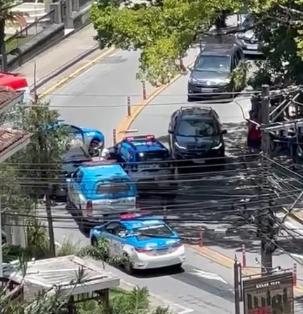 Mulher é encaminhada ao Hospital Dr.Nelson de Sá Earp após surtar no centro de Petrópolis