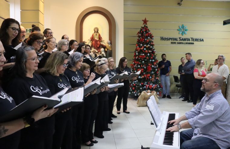 Apresentação de coral e acendimento de luzes marcam o início das comemorações de Natal
