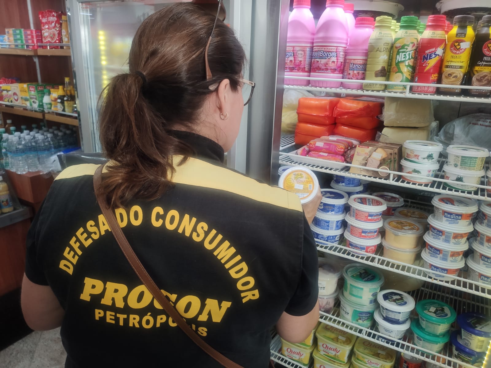 Procon Petrópolis descarta 50 quilos de frios em supermercado em Itaipava