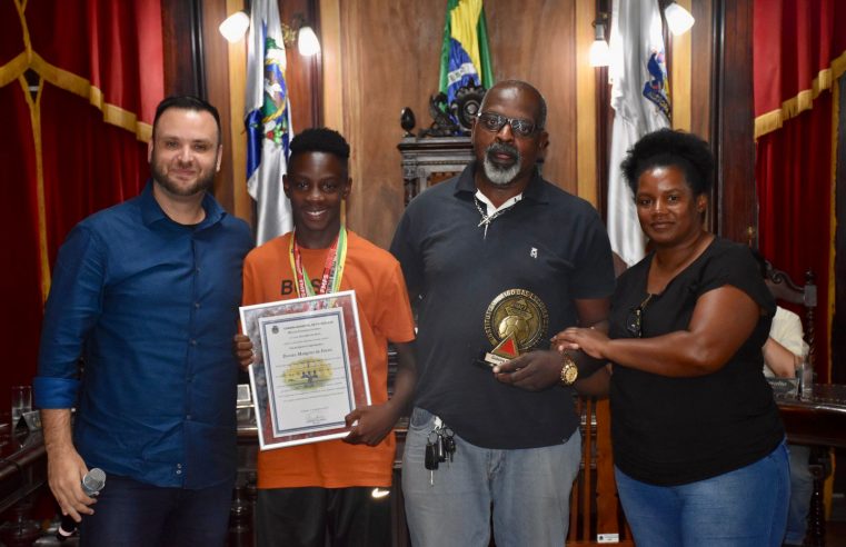 Petropolitano de 12 anos, goleiro do Atlético Mineiro, recebe homenagem