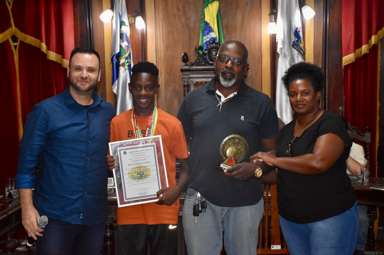 Petropolitano de 12 anos, goleiro do Atlético Mineiro, recebe homenagem