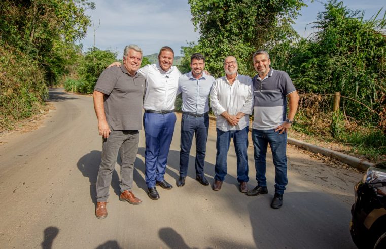 Estado finaliza asfaltamento na Estrada que liga distritos de Secretário e SebollasBernardo Rossi acompanha trabalhos e vitoriou obras com o secretário Uruan Andrade