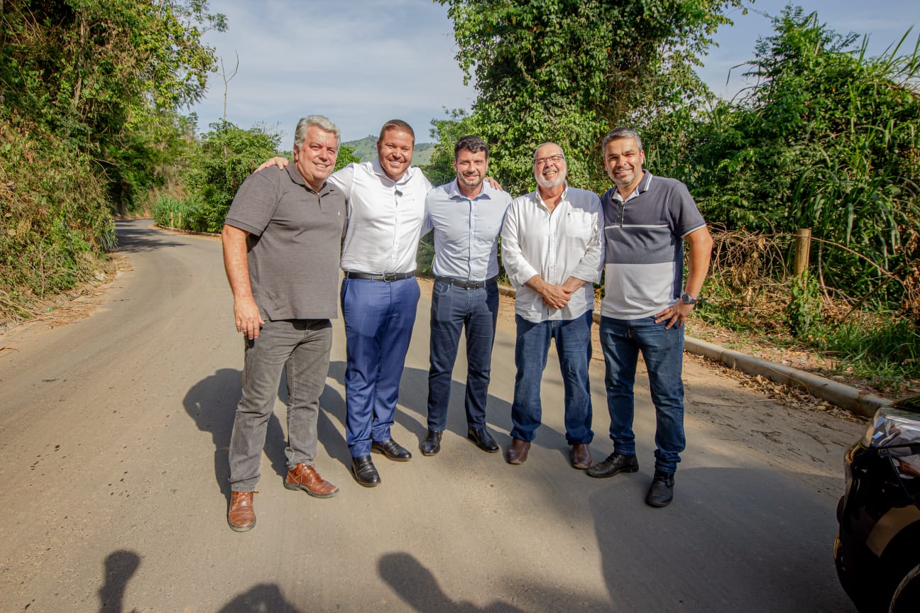 Estado finaliza asfaltamento na Estrada que liga distritos de Secretário e SebollasBernardo Rossi acompanha trabalhos e vitoriou obras com o secretário Uruan Andrade