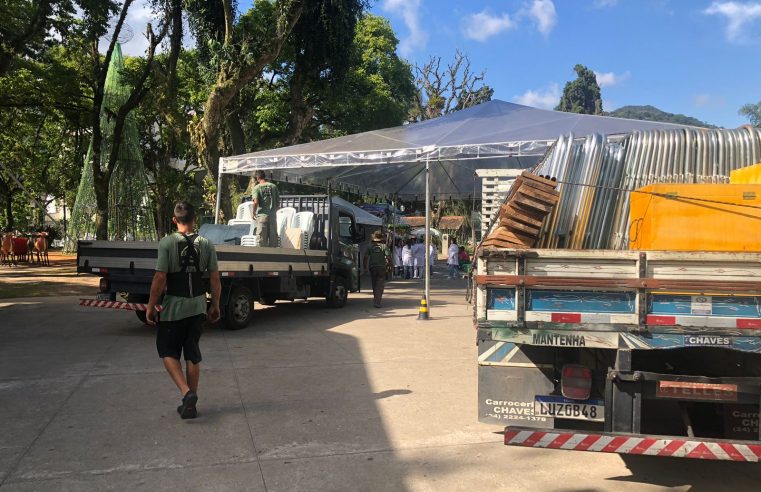 Palco na Praça da Liberdade é desmontado e comerciantes denunciam quebra de contrato por parte da prefeitura de Petrópolis