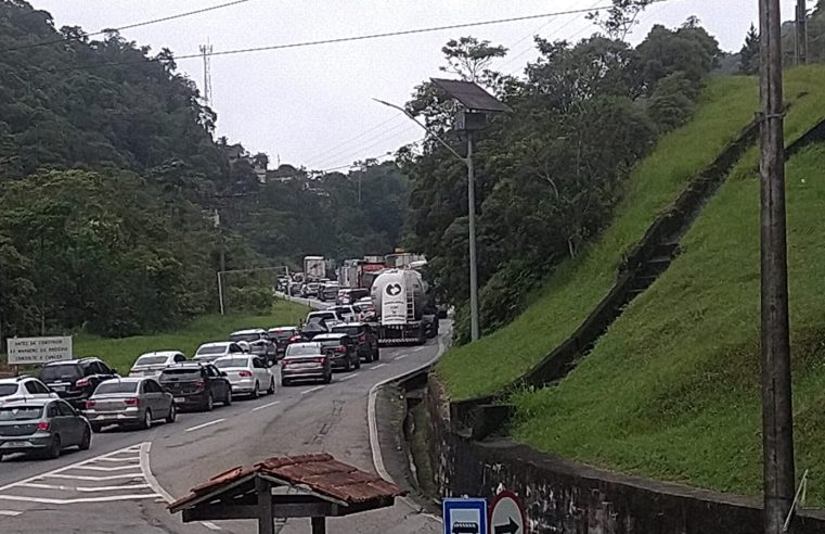Descida da Serra de Petrópolis permanece com letidão após acidente