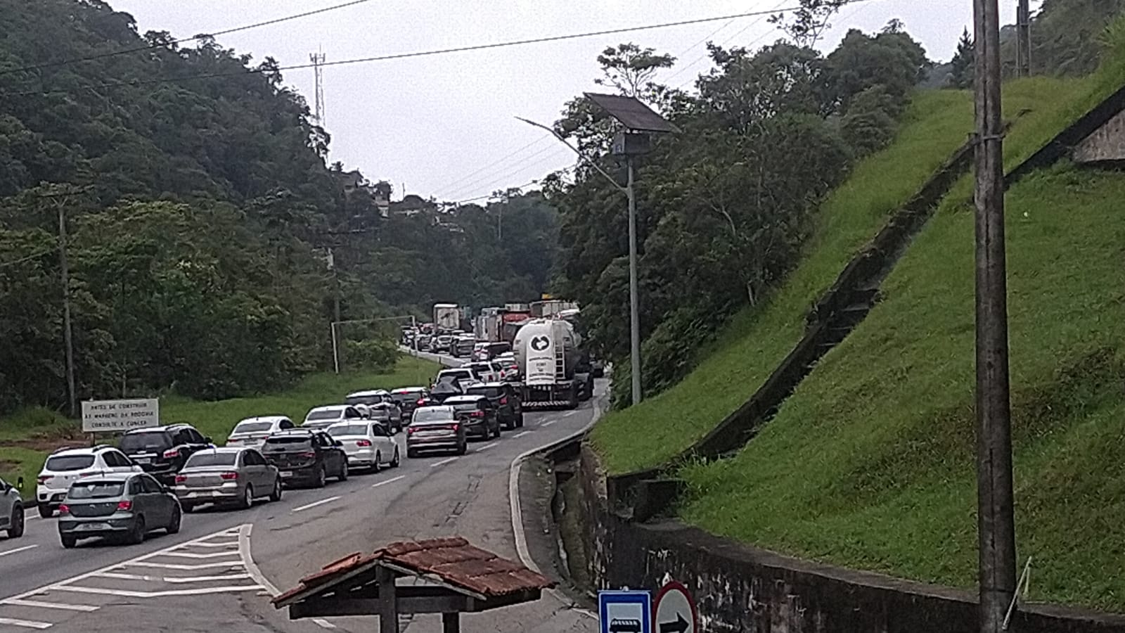 Descida da Serra de Petrópolis permanece com letidão após acidente