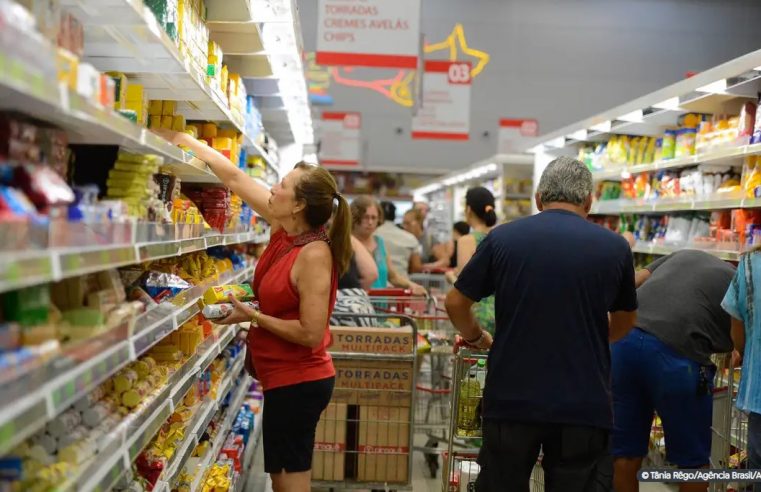 Preço de alimentos e juros contribuíram para frear inflação em 2023