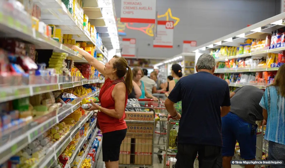 Preço de alimentos e juros contribuíram para frear inflação em 2023