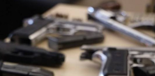 Novos registros de posse de armas caem 74% e total é o menor em 10 anos