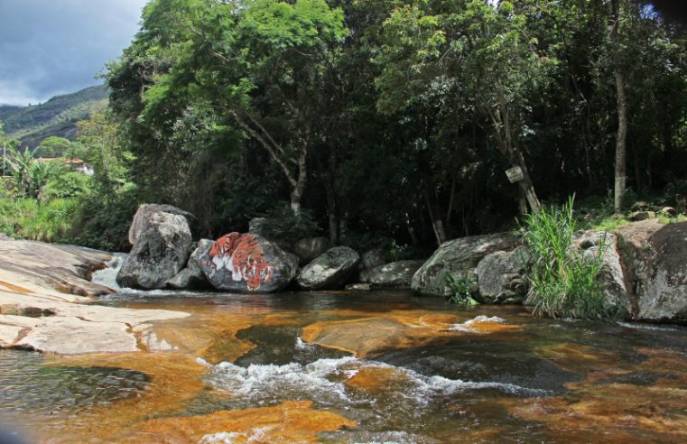 Banhistas devem redobrar cuidados nas cachoeiras durante o verão: cachoeiras de Petrópolis recebem reforço na sinalização