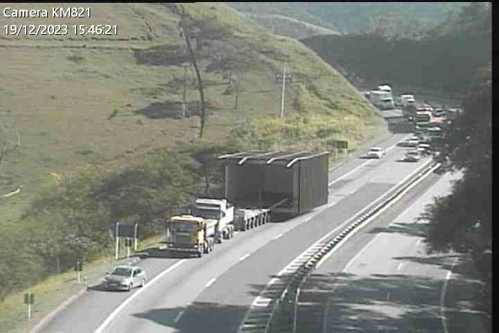 Carreta de grande porte pode causar lentidão na descida da Serra nesta quarta-feira (20)