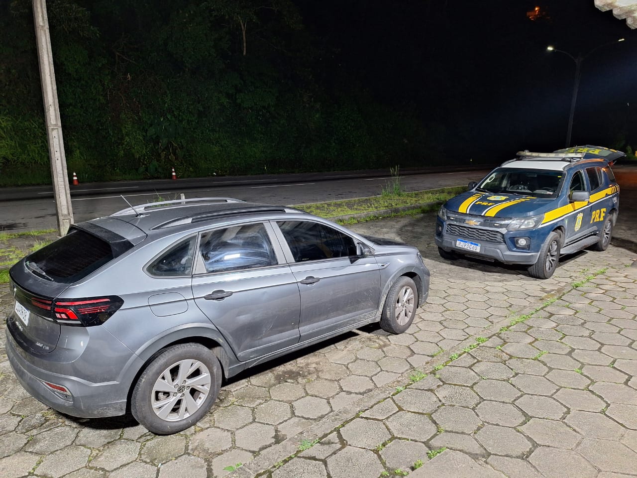 PRF recupera carro clonado na Serra de Petrópolis
