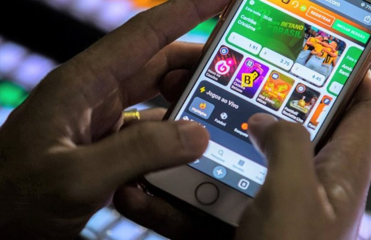 A partir do ano que vem os celulares estão proibidos nas escolas, públicas e privadas, de São Paulo