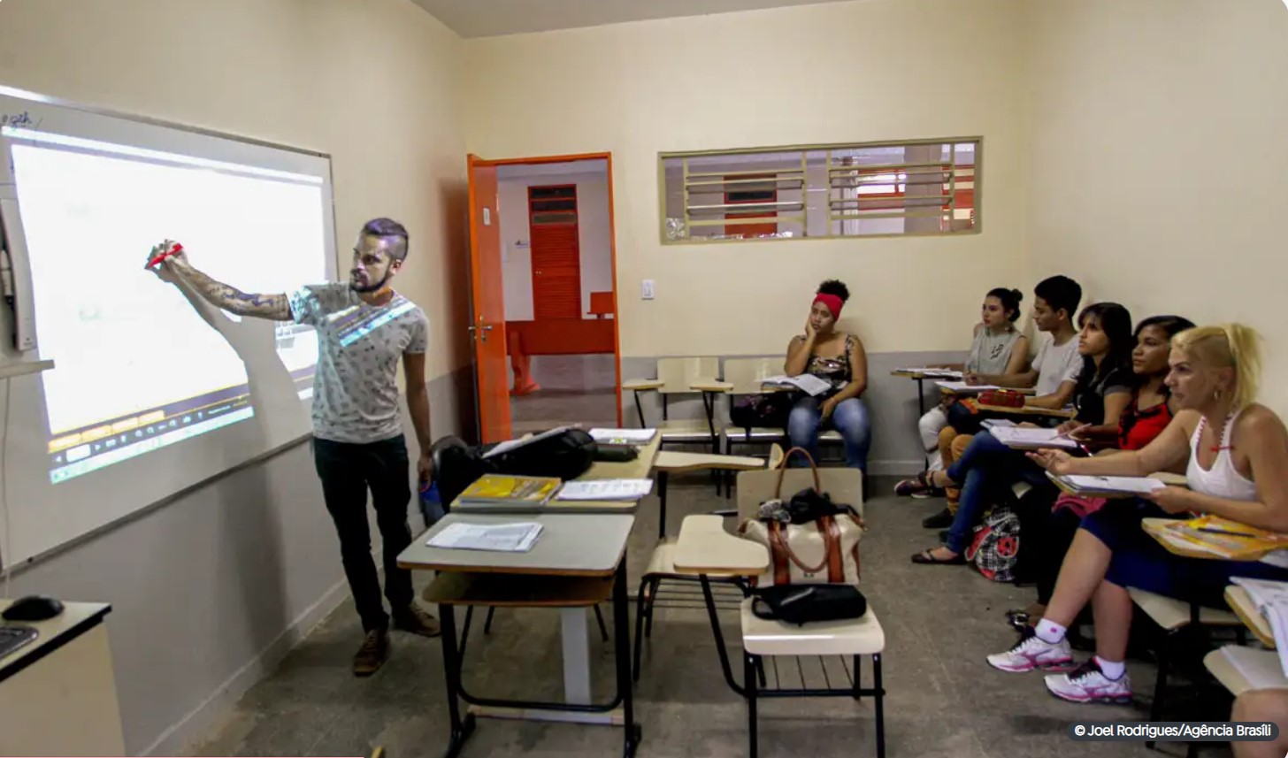 Programa de Alfabetização e Letramento para Jovens e Adultos abre inscrições