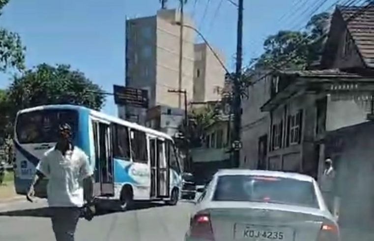 Ônibus quebrado na Rua Padre Siqueira deixa o Centro de Petrópolis com trânsito lento