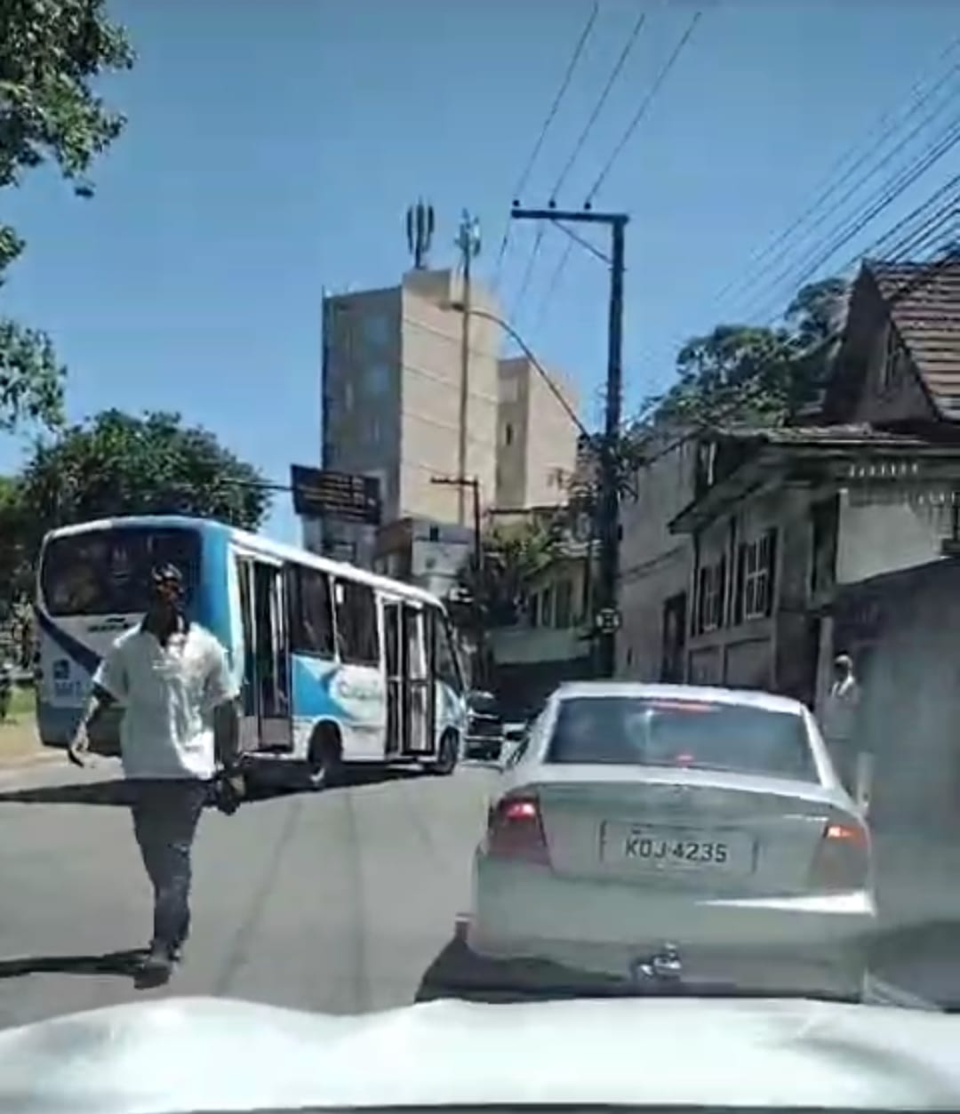 Ônibus quebrado na Rua Padre Siqueira deixa o Centro de Petrópolis com trânsito lento