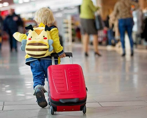 Autorização online para viagem de menores cresce 125% nas férias escolares