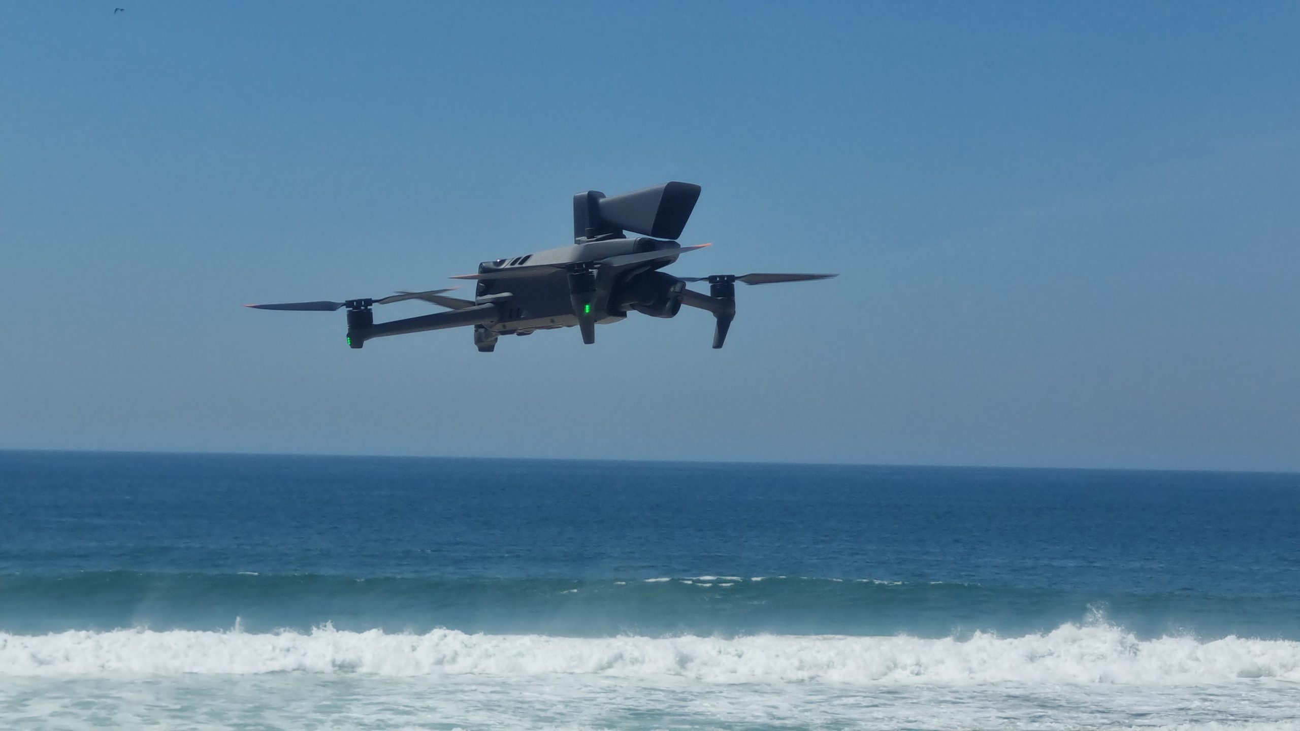 Drone que fala do Corpo de Bombeiros RJ reforça prevenção a afogamentos na orla fluminense