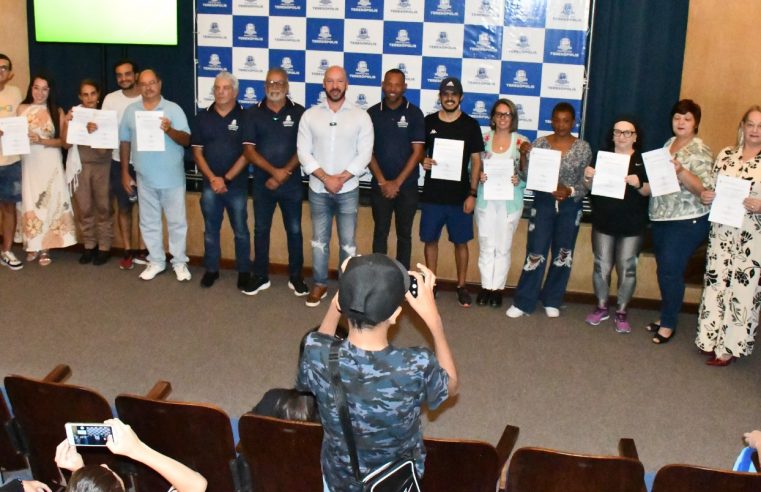 Prefeito Vinicius Claussen entrega título de autorização aos expositores da Feira da Agricultura Familiar