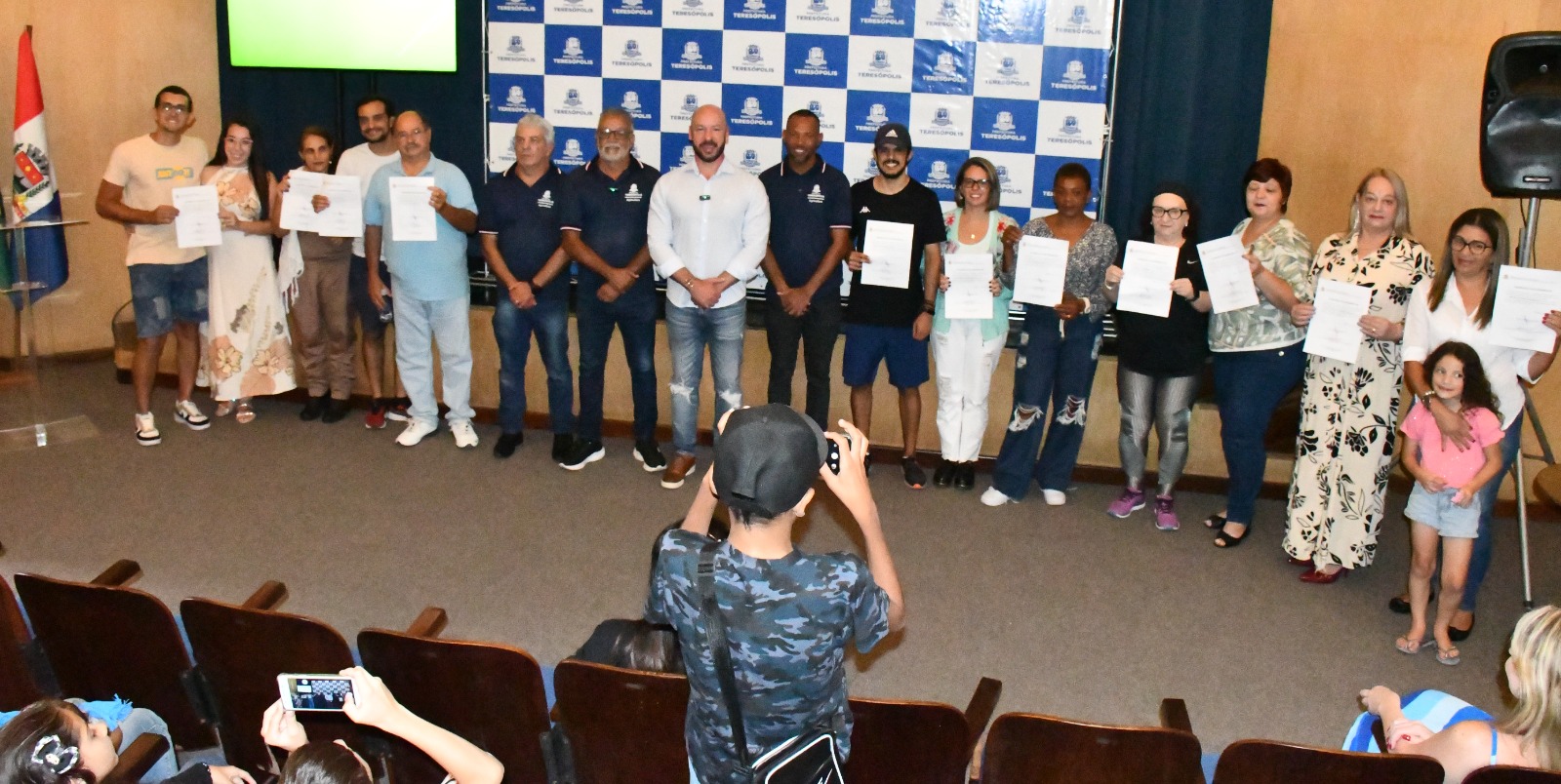 Prefeito Vinicius Claussen entrega título de autorização aos expositores da Feira da Agricultura Familiar