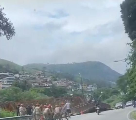 Homem é resgatado por corpo de bombeiros na manhã deste sábado após tentativa de furto