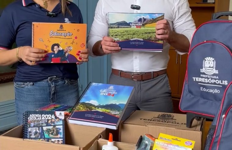 Prefeito Vinicius Claussen apresenta kit de material escolar para o Ano Letivo 2024