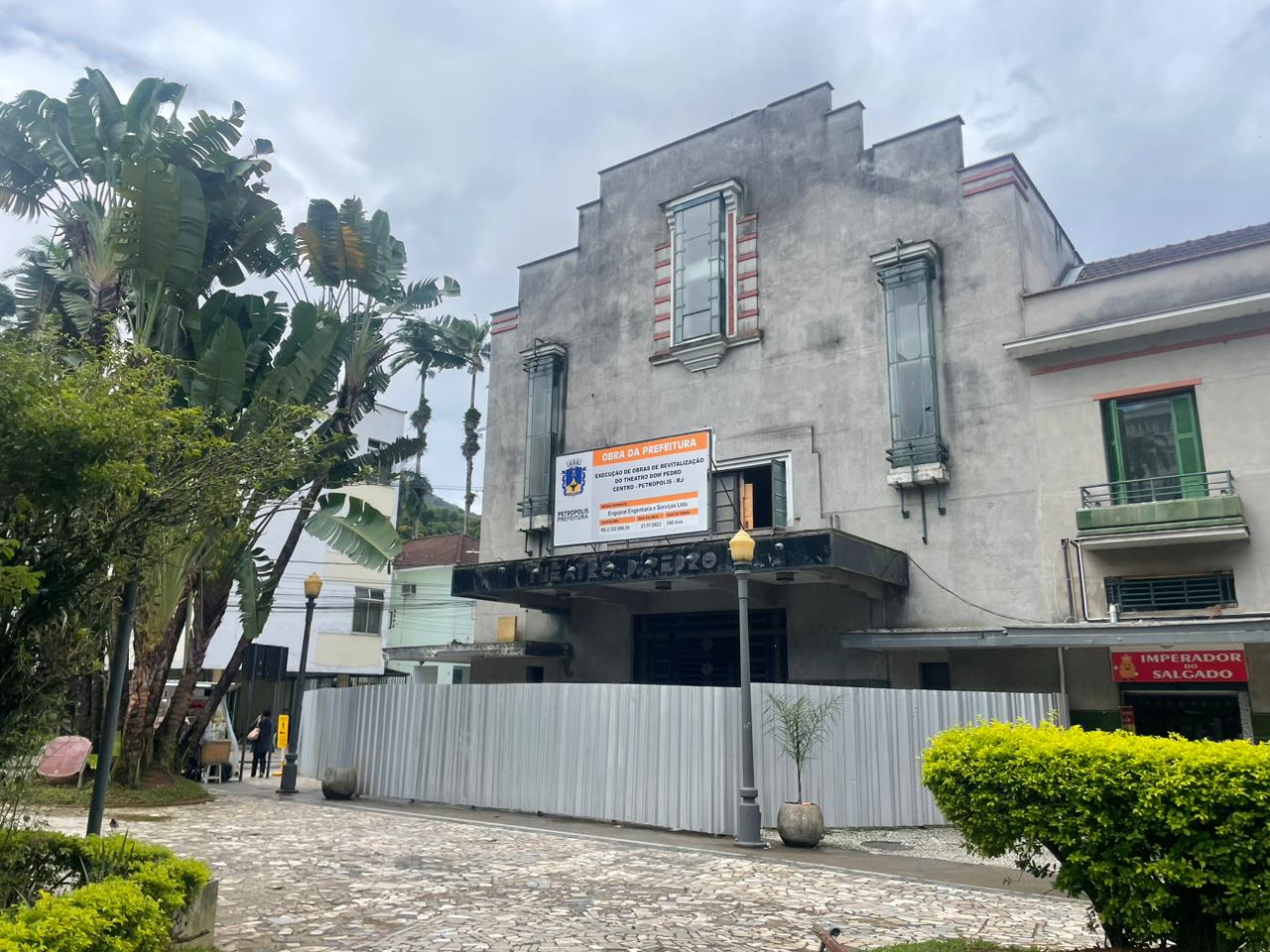 Prefeitura de Petrópolis diz que Theatro Dom Pedro será reaberto até julho deste ano