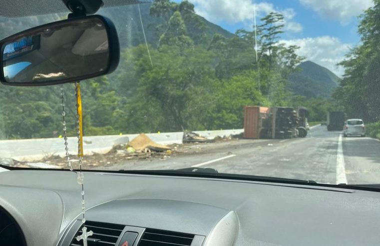 BR-040 é parcialmente interditada, na Fazenda Inglesa, após tombamento de caminhão-caçamba