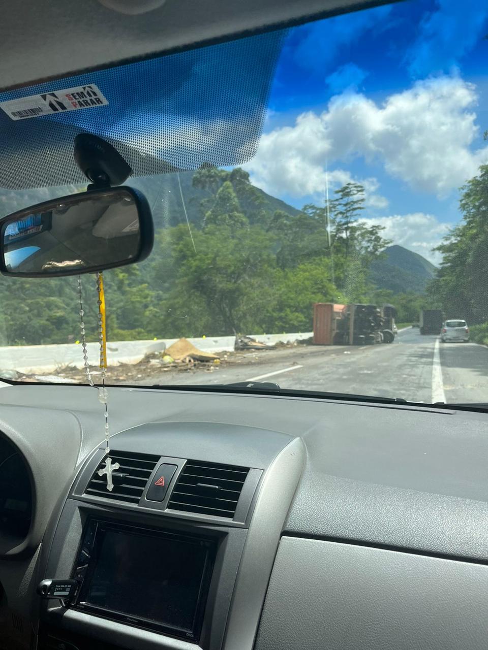 BR-040 é parcialmente interditada, na Fazenda Inglesa, após tombamento de caminhão-caçamba