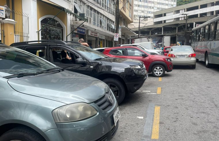 Carros estacionados voltam a ser arranhados no Centro de Petrópolis