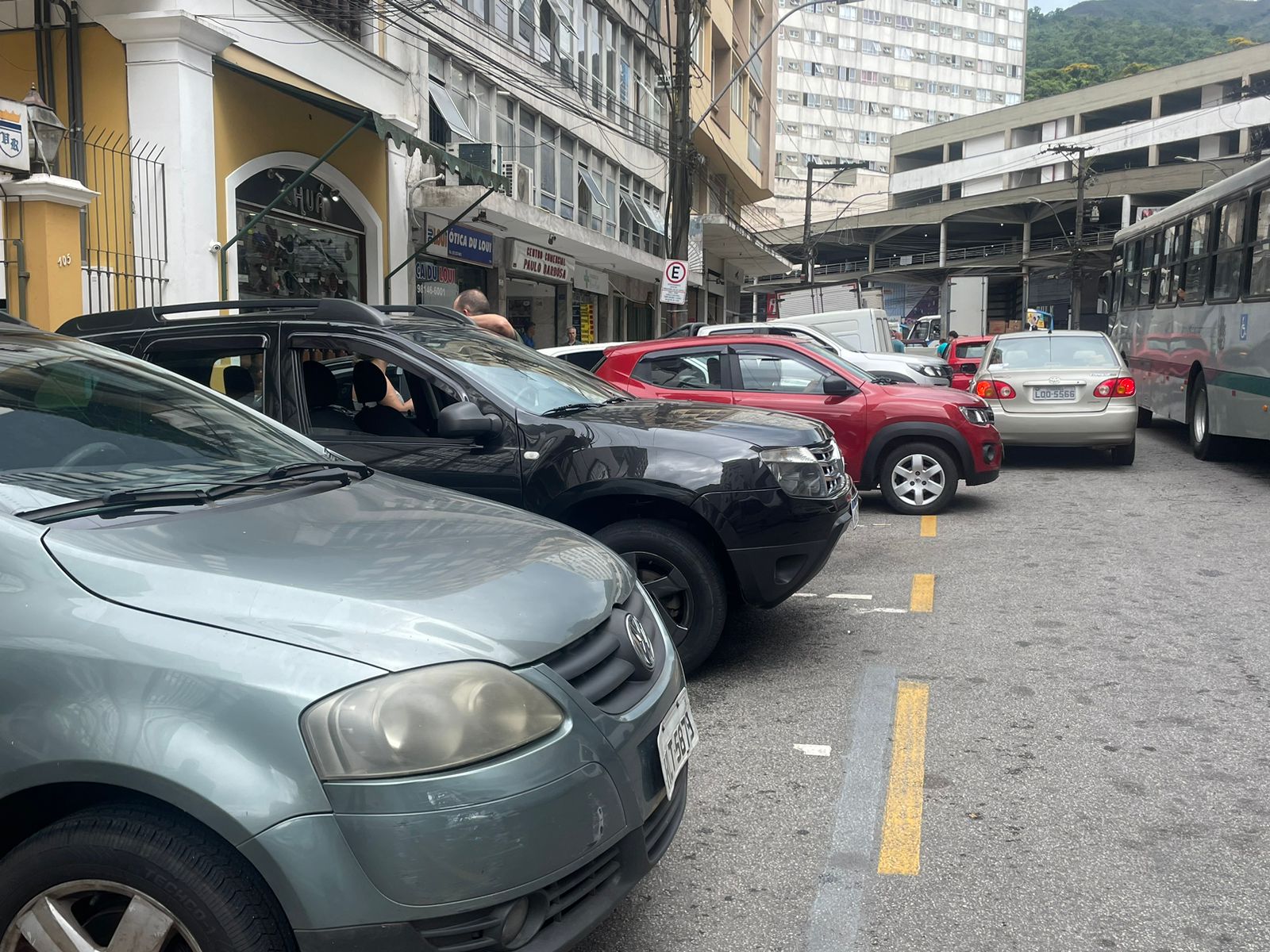 Carros estacionados voltam a ser arranhados no Centro de Petrópolis