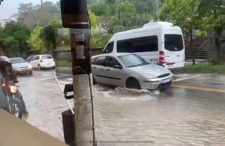 Chuva desta sexta-feira (11) afeta operação de 22 linhas de ônibus em Petrópolis, e Nova Friburgo registra alagamentos