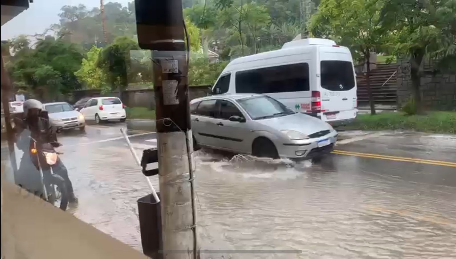 Chuva desta sexta-feira (11) afeta operação de 22 linhas de ônibus em Petrópolis, e Nova Friburgo registra alagamentos