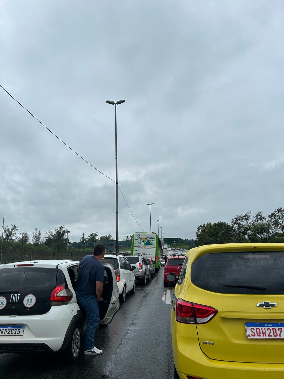 Serra de Petrópolis amanhece com chuva fina