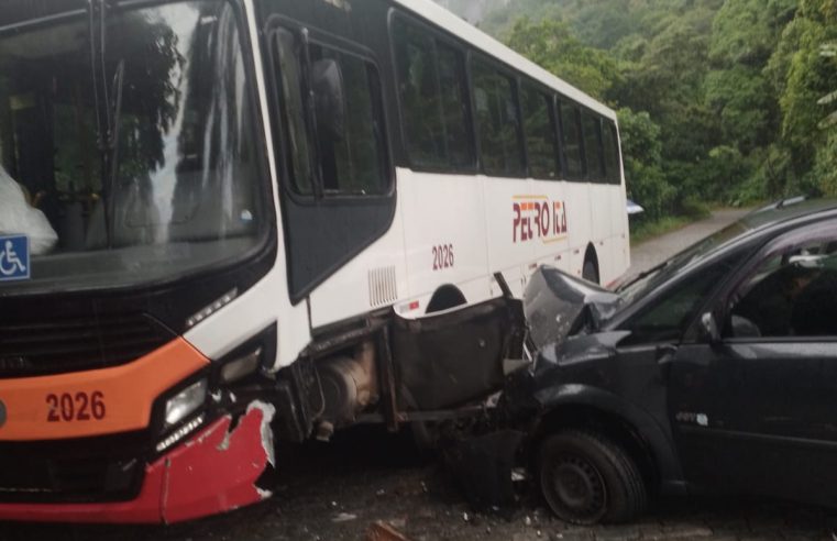 Ônibus colide com carro de passeio no Meio da Serra