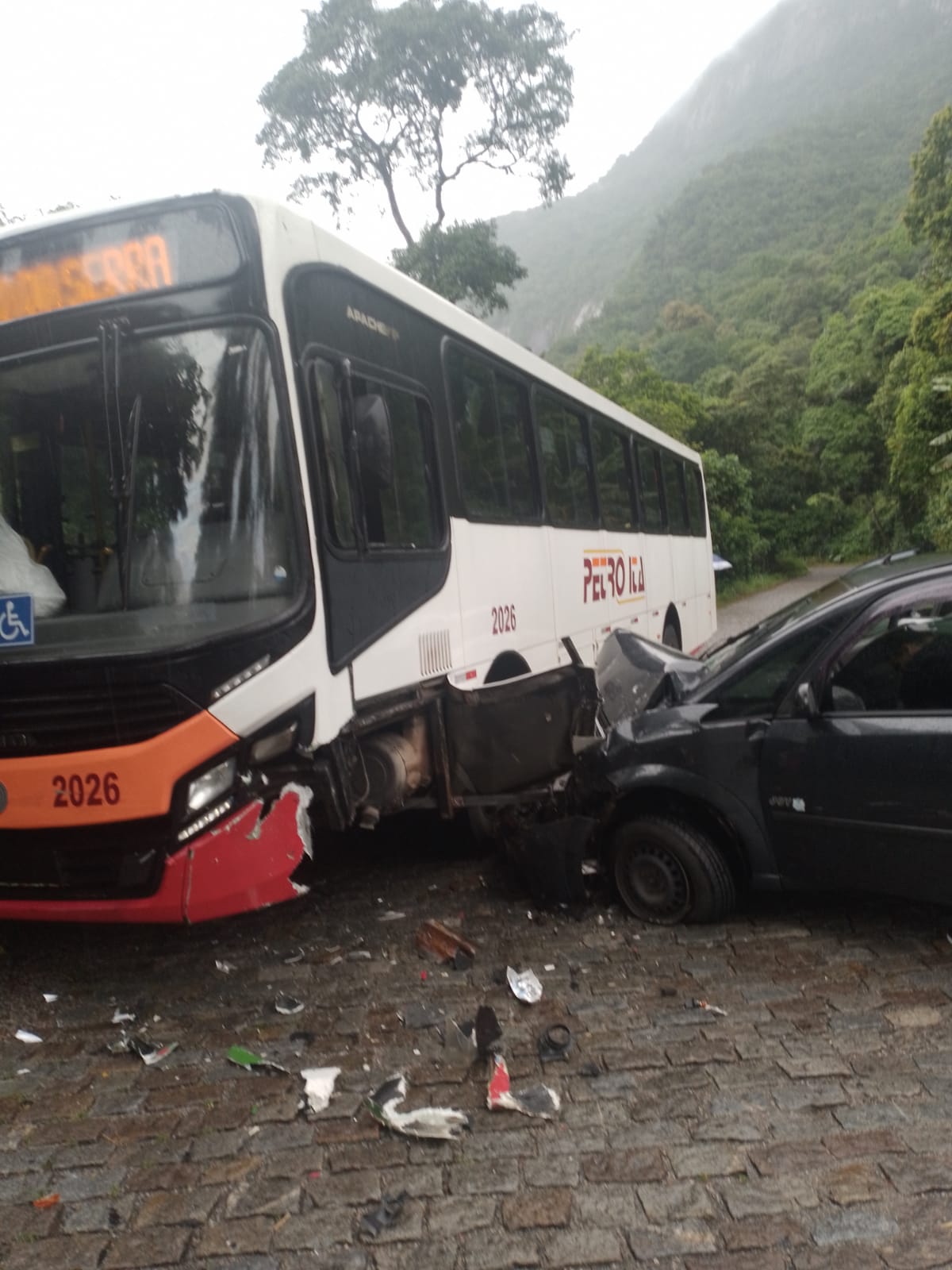 Ônibus colide com carro de passeio no Meio da Serra