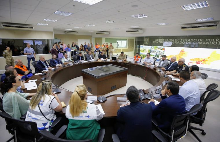 Cláudio Castro reúne Comitê de Chuvas e determina ações para municípios atingidos pela chuva. Ao menos 12 mortes já foram confirmadas