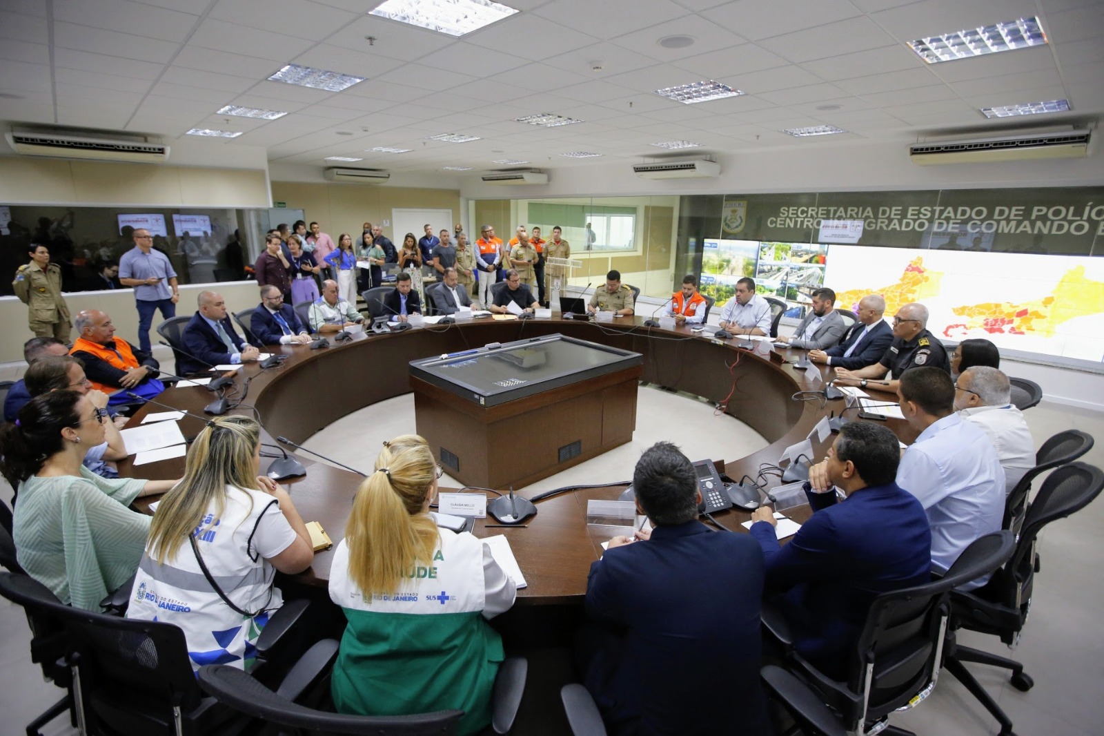 Cláudio Castro reúne Comitê de Chuvas e determina ações para municípios atingidos pela chuva. Ao menos 12 mortes já foram confirmadas