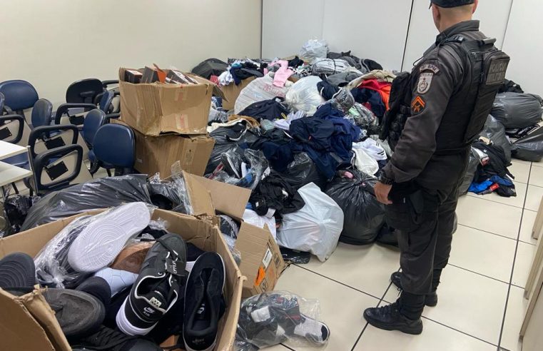 Roupas falsificadas são apreendidas em estabelecimento na Rua Teresa, em Petrópolis