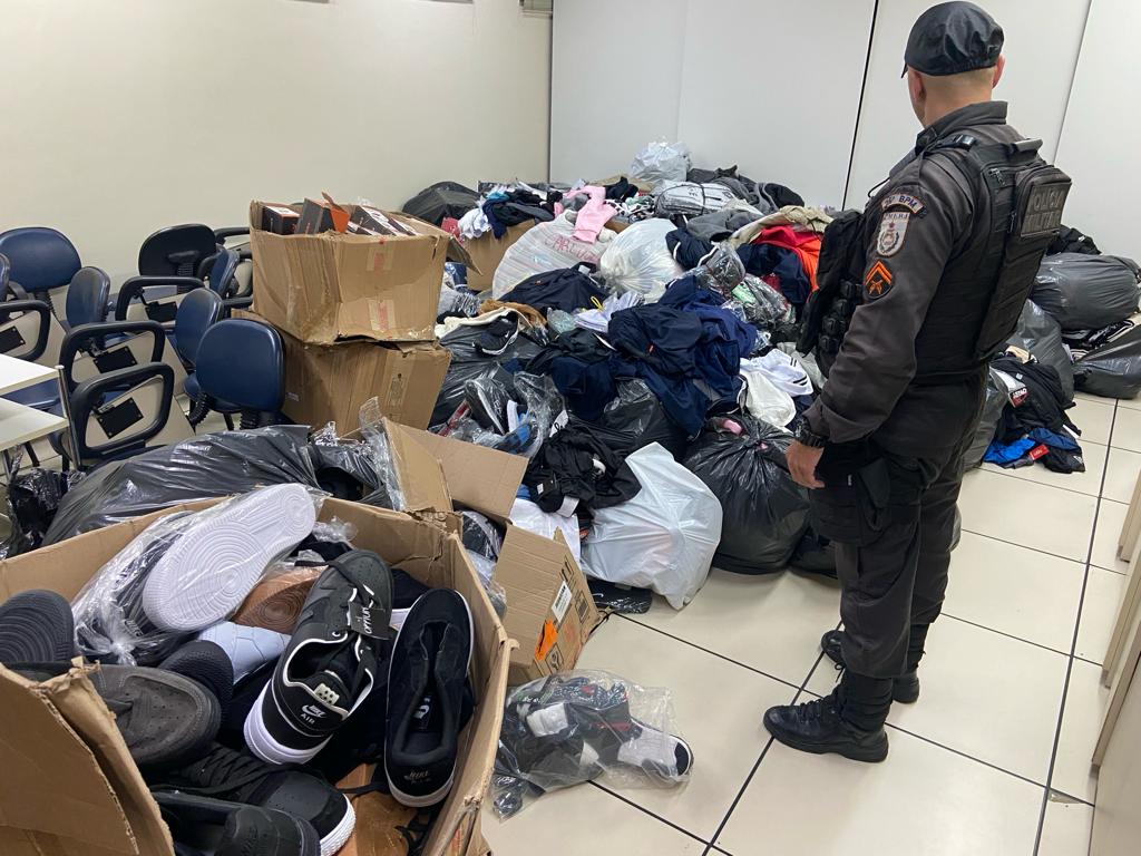 Roupas falsificadas são apreendidas em estabelecimento na Rua Teresa, em Petrópolis