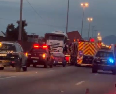 Acidente com carreta em Duque de Caxias