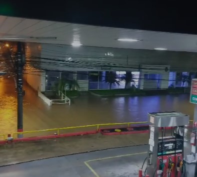 Chuva forte ao longo da madrugada assusta moradores de Petrópolis