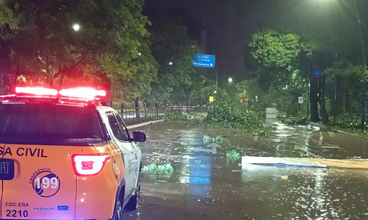 Chuva causa uma morte e deixa milhares sem energia Rio Grande do Sul