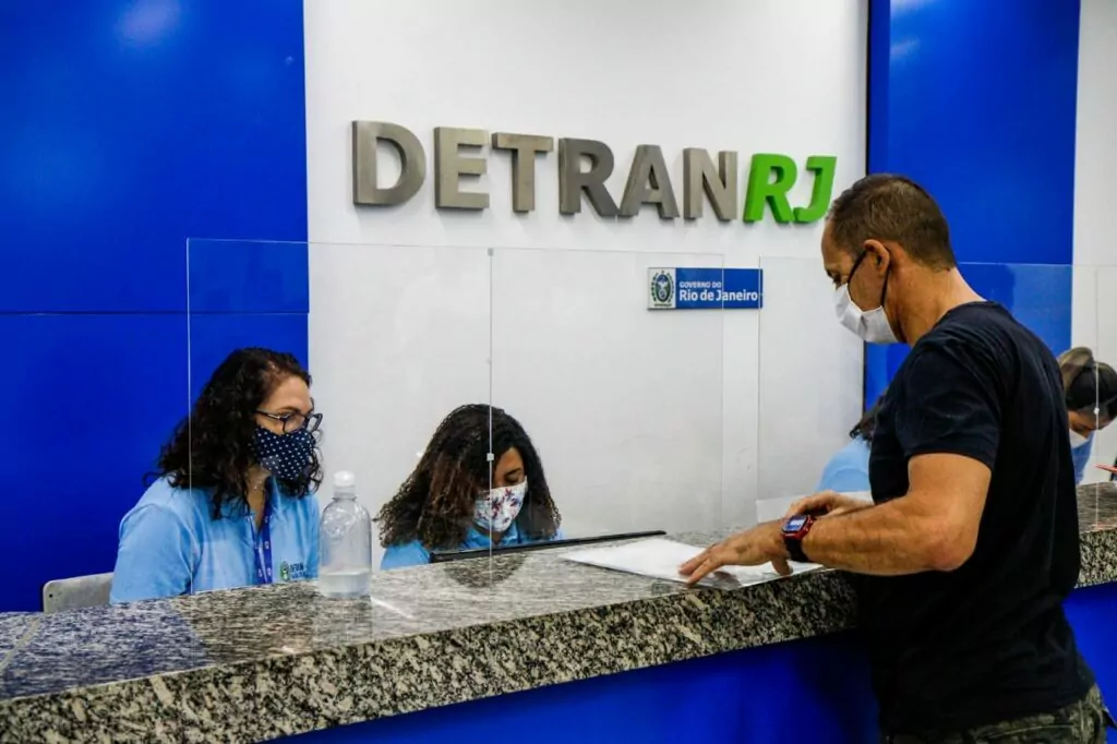Câmara Municipal quer que veículos autuados descartando lixo irregularmente sejam comunicados ao Detran/RJ