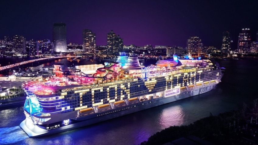 Maior navio de cruzeiro do mundo faz viagem inaugural