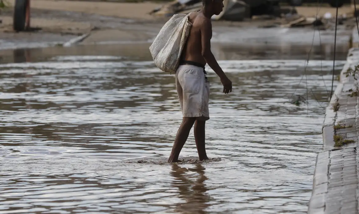 Inmet alerta risco de temporais atingirem partes do RS, SC, PR e SP
