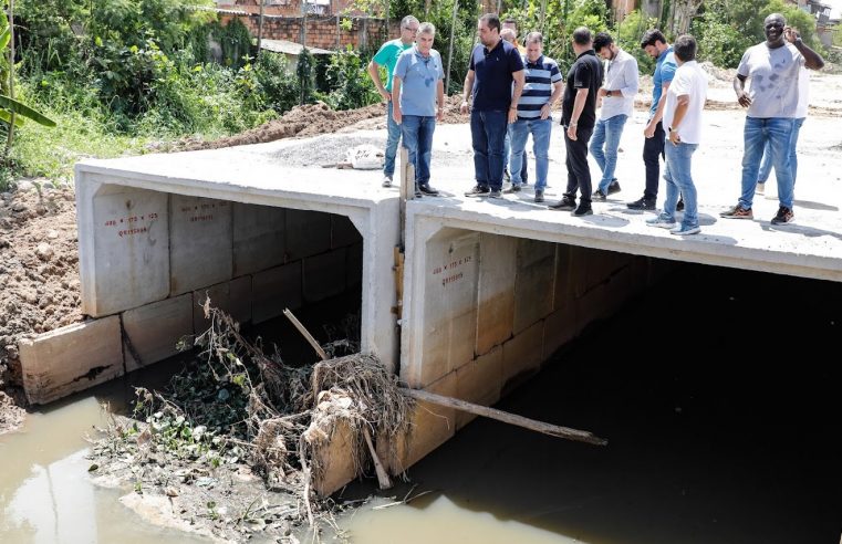 Cláudio Castro visita obra em rio na Baixada Fluminense e destaca investimentos na prevenção de enchentes